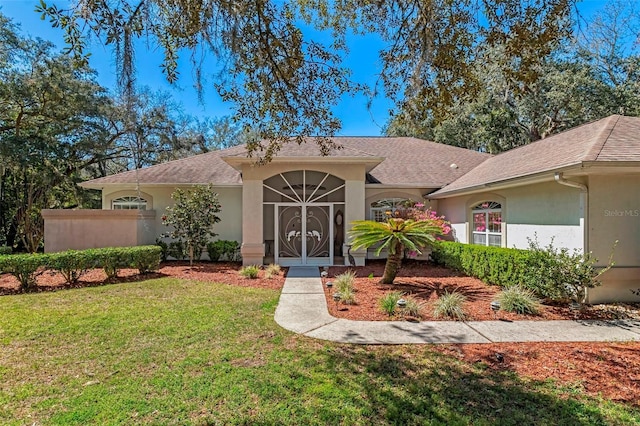 single story home featuring stucco siding, a front lawn, and roof with shingles