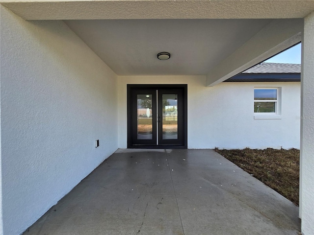 property entrance featuring stucco siding