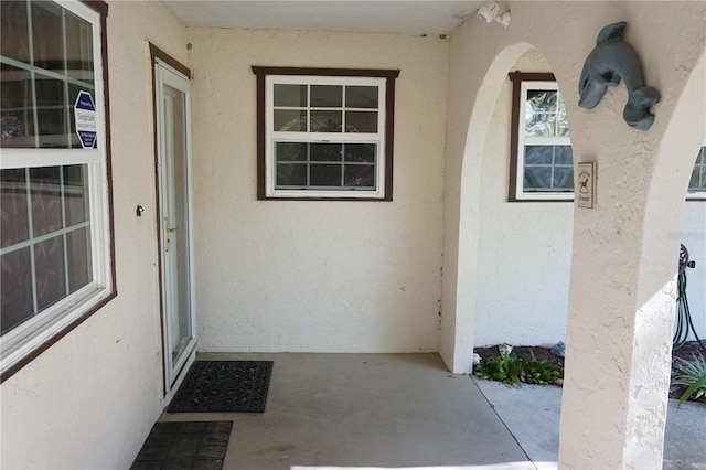 view of exterior entry featuring stucco siding