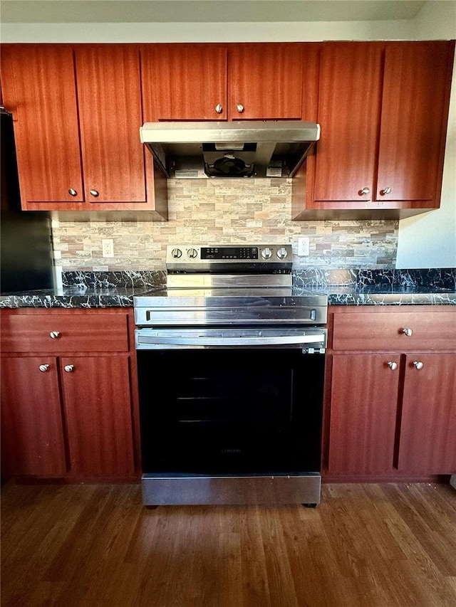 kitchen with under cabinet range hood, decorative backsplash, dark wood finished floors, and stainless steel electric range oven