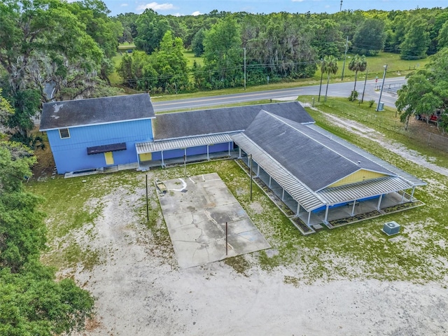 birds eye view of property featuring a wooded view