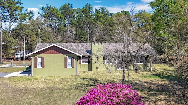 view of front of home featuring a front yard and stucco siding