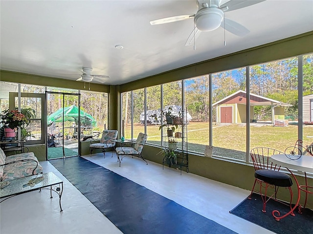 sunroom / solarium featuring a ceiling fan