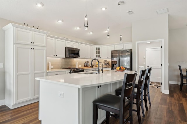 kitchen with dark wood-style floors, visible vents, a sink, stainless steel appliances, and white cabinets