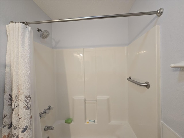 bathroom featuring shower / bath combo