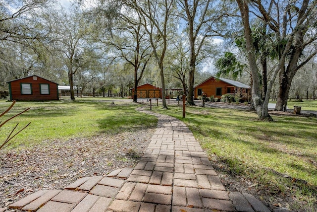 view of yard featuring an outbuilding