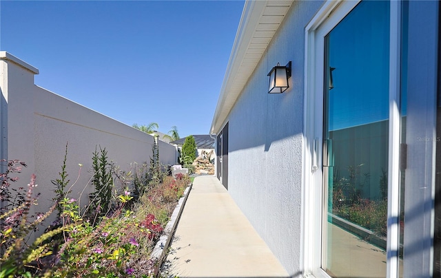 7014 Elaine Ct, The Villages, FL 34762 - view of side of property featuring stucco siding and fence