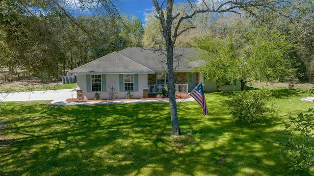 view of front of home featuring a front lawn, covered porch, and stucco siding