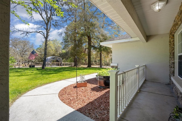 view of property's community featuring a lawn