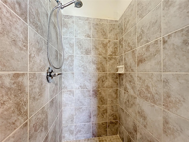 full bathroom featuring tiled shower