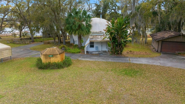 view of yard featuring an outbuilding and a detached garage