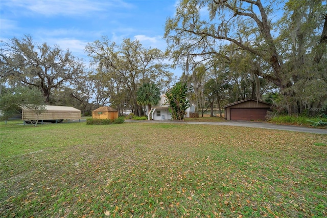 view of yard featuring an outbuilding and a detached garage