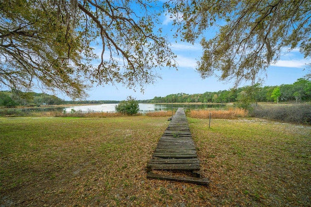 view of yard featuring a water view