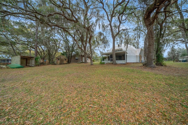 view of yard with an outbuilding