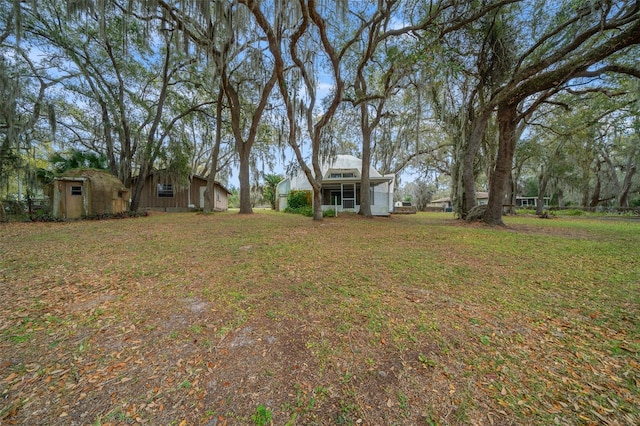 view of yard featuring an outdoor structure