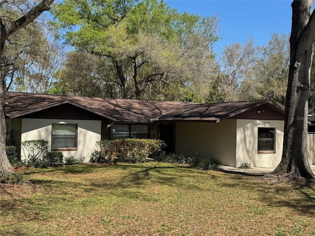 view of front facade featuring stucco siding and a front yard