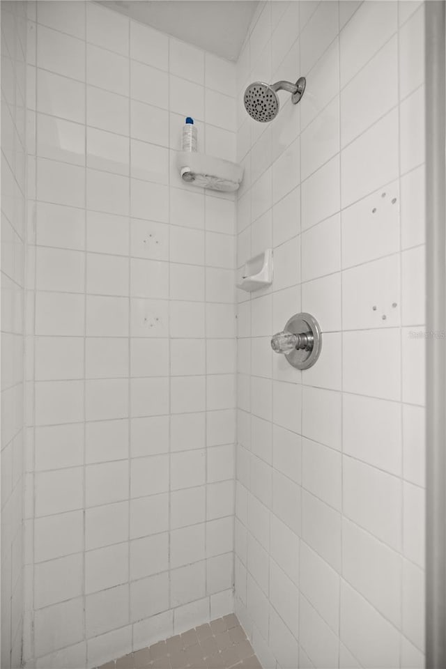 bathroom featuring a tile shower