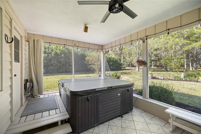 sunroom / solarium featuring a jacuzzi and ceiling fan