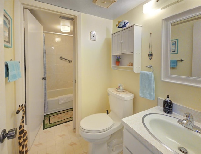 full bathroom featuring visible vents, shower / bath combo with shower curtain, toilet, and vanity