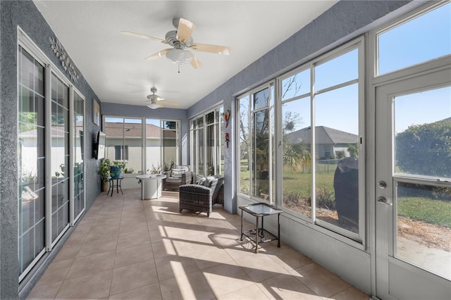 sunroom with ceiling fan