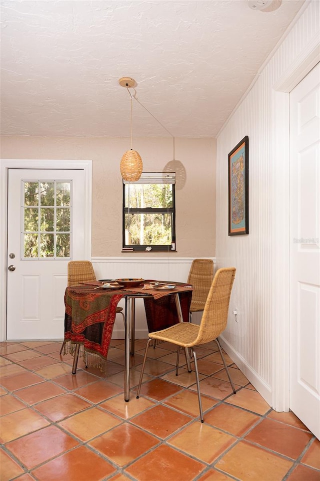 dining room featuring light tile patterned floors and a textured ceiling