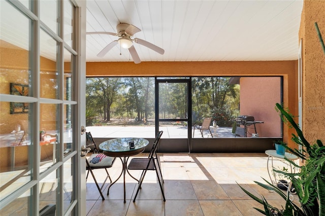 sunroom / solarium with ceiling fan