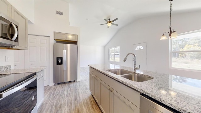 kitchen with visible vents, a sink, stainless steel appliances, light wood-style floors, and ceiling fan