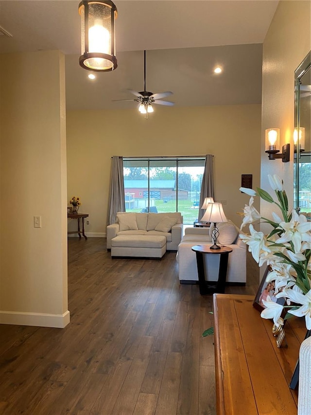 living area with visible vents, dark wood-type flooring, baseboards, recessed lighting, and a ceiling fan