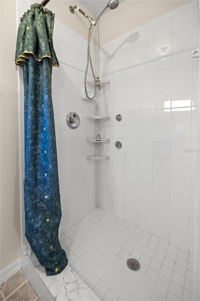 bathroom featuring a tile shower