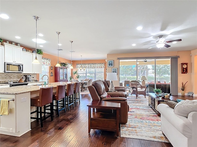 living area with dark wood-style floors, recessed lighting, and ceiling fan