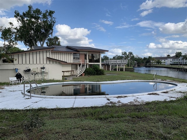 view of pool featuring a water view