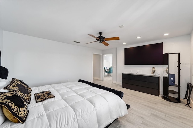 bedroom featuring recessed lighting, visible vents, light wood-style floors, and a ceiling fan