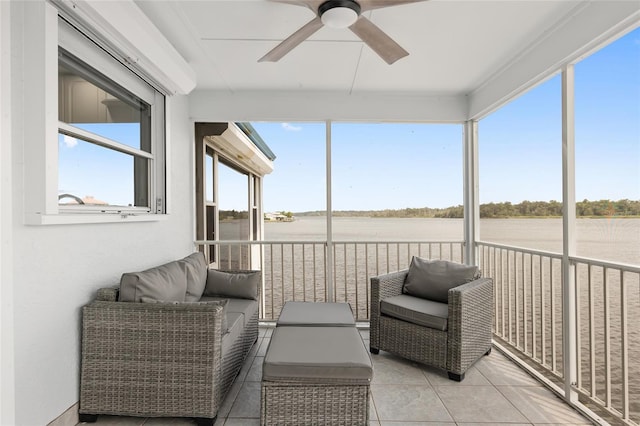 sunroom / solarium featuring a ceiling fan