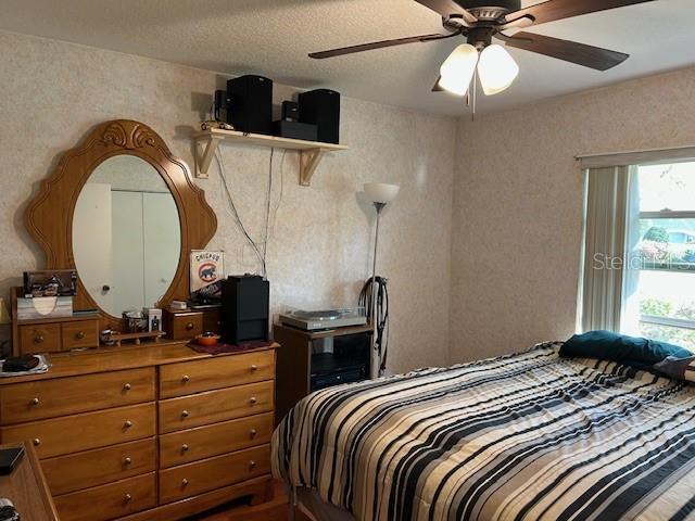 bedroom with ceiling fan