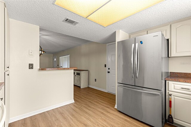 10980 SW 62nd Avenue Rd, Ocala, FL 34476 - kitchen featuring baseboards, visible vents, light wood-style flooring, freestanding refrigerator, and a textured ceiling