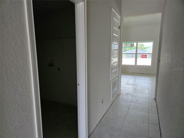 253 W Twisted Oaks Dr, Beverly Hills, FL 34465 - hallway featuring a textured wall and light tile patterned flooring