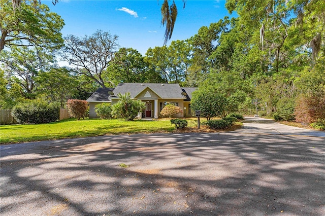 2922 SE 39th Pl, Ocala, FL 34480 - view of front of home with stucco siding, a front yard, aphalt driveway, and fence
