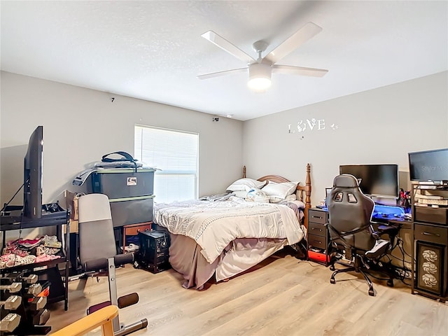 4575 SE 137th Pl, Summerfield, FL 34491 - bedroom with wood finished floors and a ceiling fan