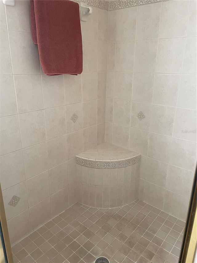 full bathroom featuring tiled shower
