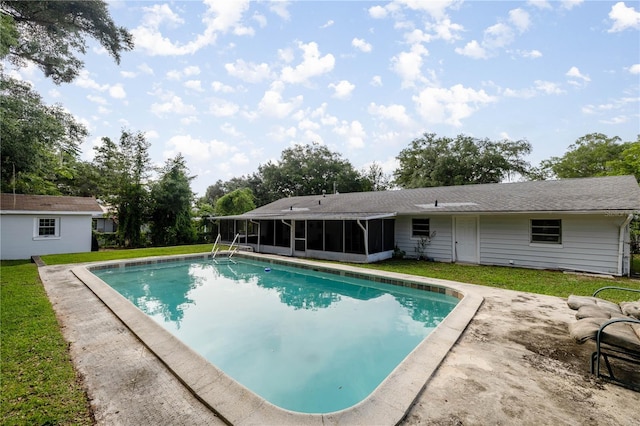4516 NE 8th St, Ocala, FL 34470 - swimming pool featuring a sunroom and a lawn