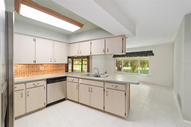 12180 Maple St, Dunnellon, FL 34432 - kitchen featuring stainless steel appliances, a sink, backsplash, light countertops, and a peninsula