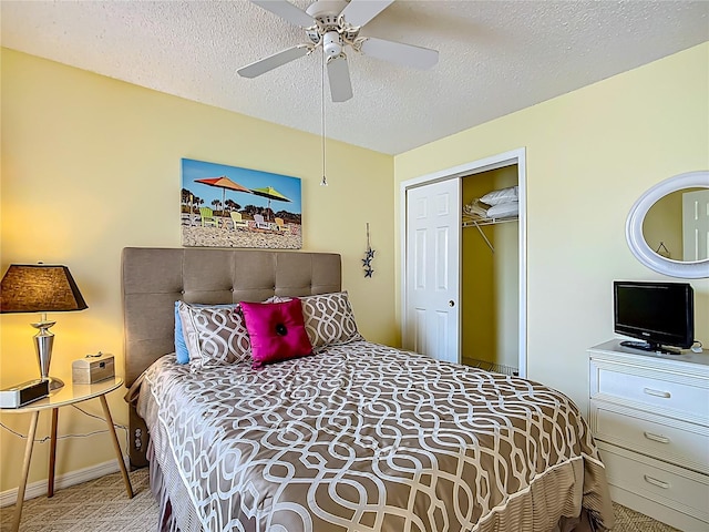 916 Cancun Ct, Lady Lake, FL 32159 - bedroom featuring a ceiling fan, a closet, and a textured ceiling
