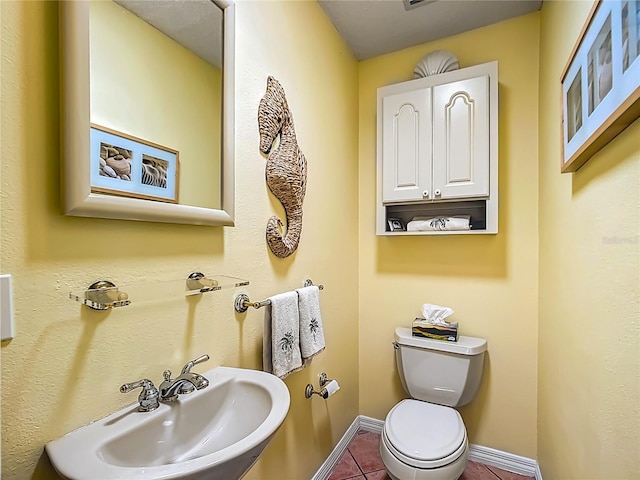 916 Cancun Ct, Lady Lake, FL 32159 - bathroom featuring toilet, a sink, tile patterned floors, and baseboards