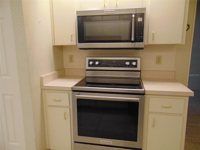 2046 SE 37th Court Cir, Ocala, FL 34471 - kitchen with decorative backsplash, light countertops, wallpapered walls, and appliances with stainless steel finishes