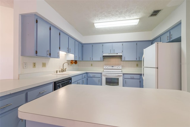 kitchen featuring a sink, tasteful backsplash, blue cabinets, under cabinet range hood, and white appliances