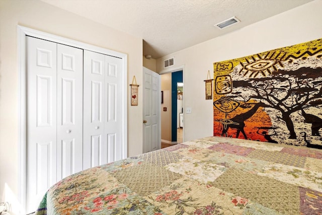 8570 N Discalfani Loop, Crystal River, FL 34428 - bedroom with visible vents, a closet, and a textured ceiling