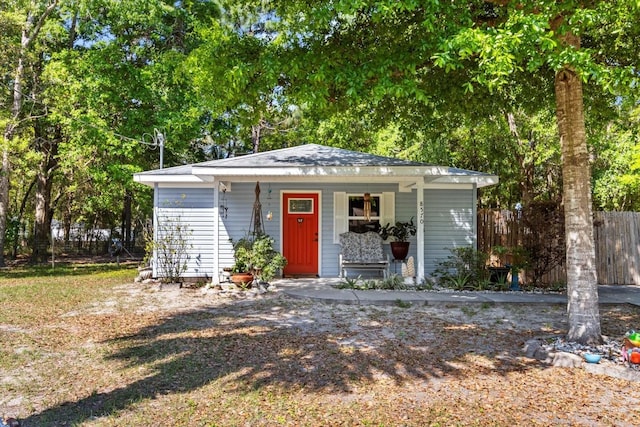 8570 N Discalfani Loop, Crystal River, FL 34428 - view of front of home with covered porch and fence