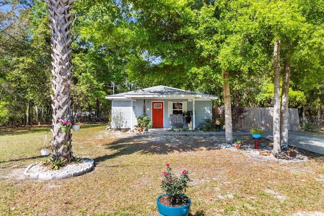 8570 N Discalfani Loop, Crystal River, FL 34428 - view of front of house with an outdoor structure and fence