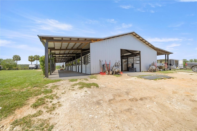view of pole building with dirt driveway