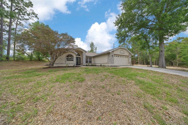 view of front of house featuring an attached garage, stucco siding, a front lawn, and concrete driveway